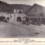 Pohled na ústí chodů do jámy r. 1907