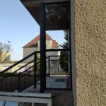 Industriální skleněná stěna s kovovovým rámem