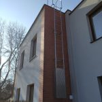 Bariéra zakrývající přístup k žebříku