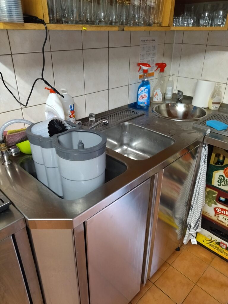 Nerezový mycí stůl s umyvadlem