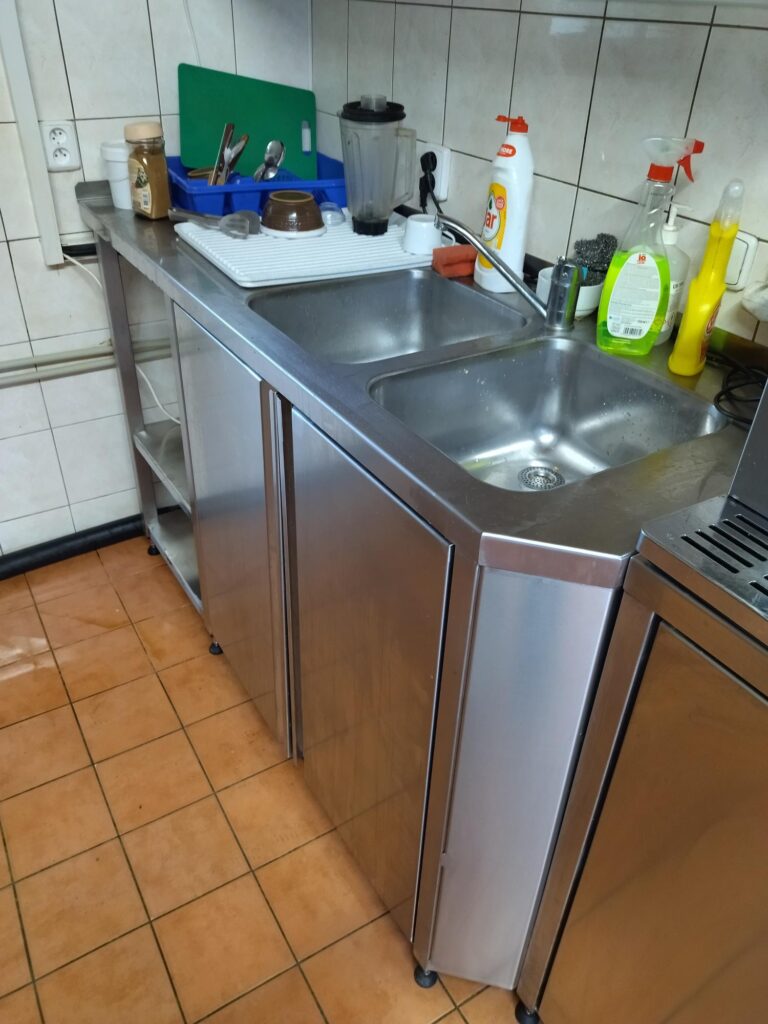 Nerezový stůl s dřezem
