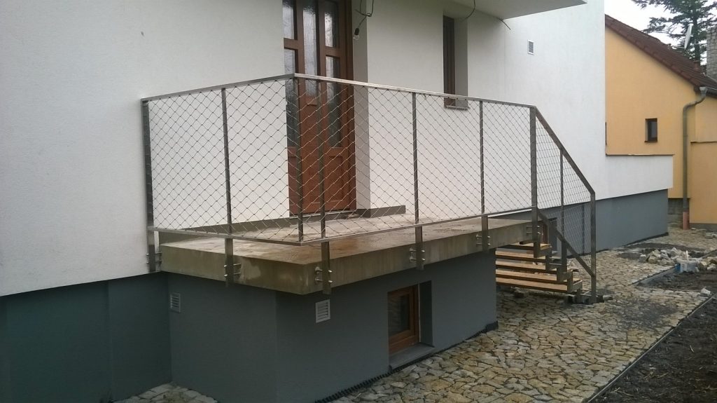 Schodiště z nerez oceli se dvěma nosníky