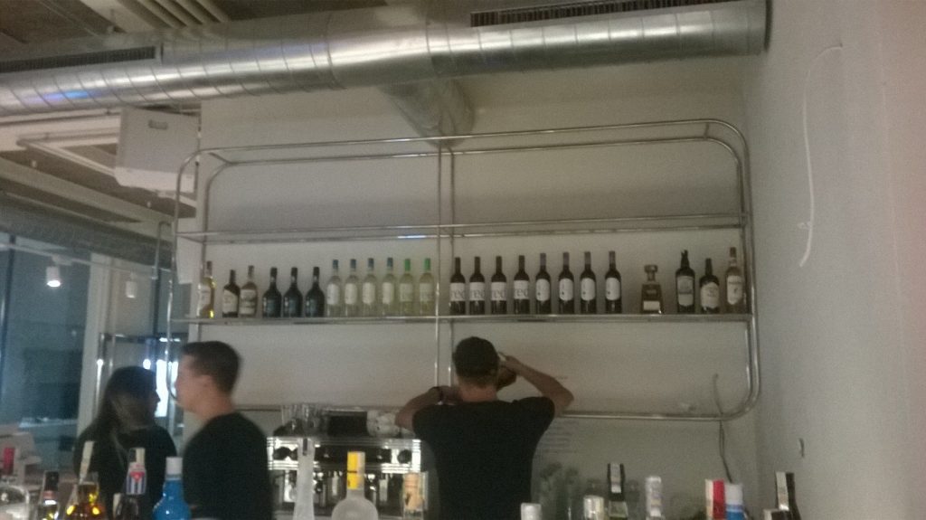 Police na stěnu - bar