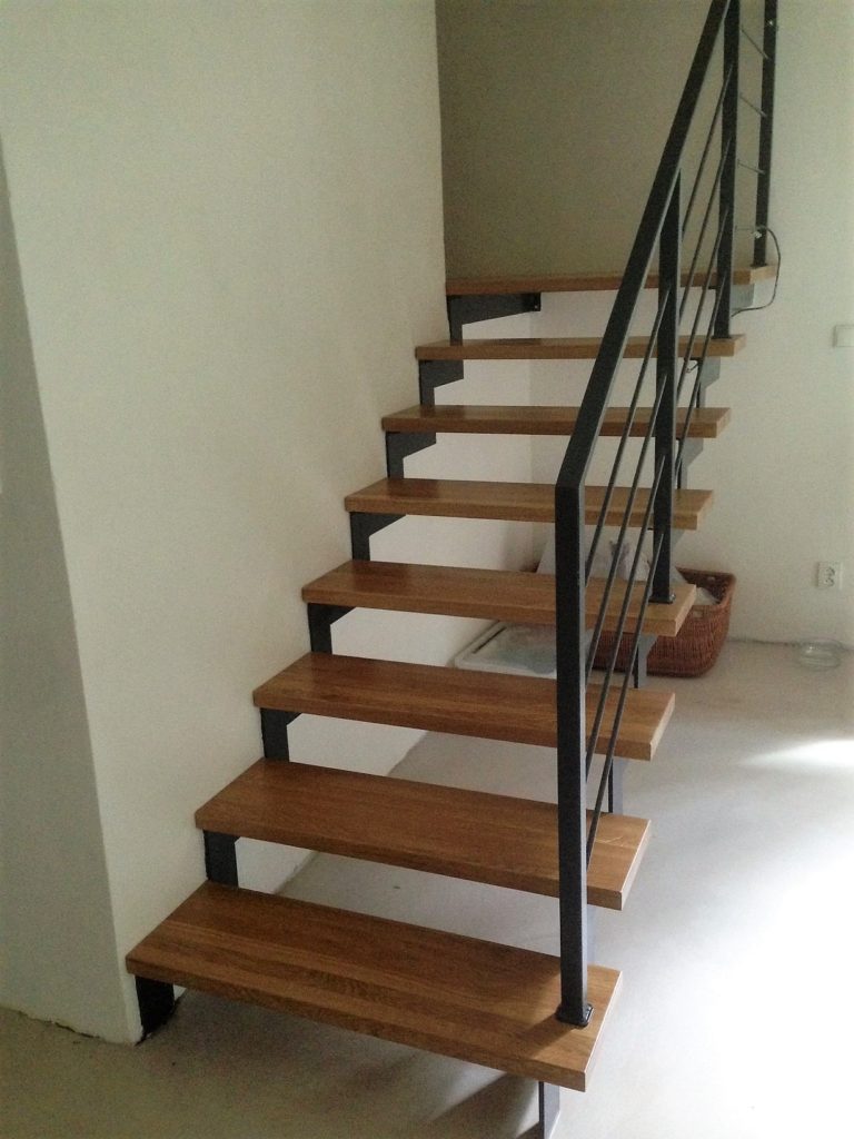 Schodiště s dvěma nosníky (ocel + dub)
