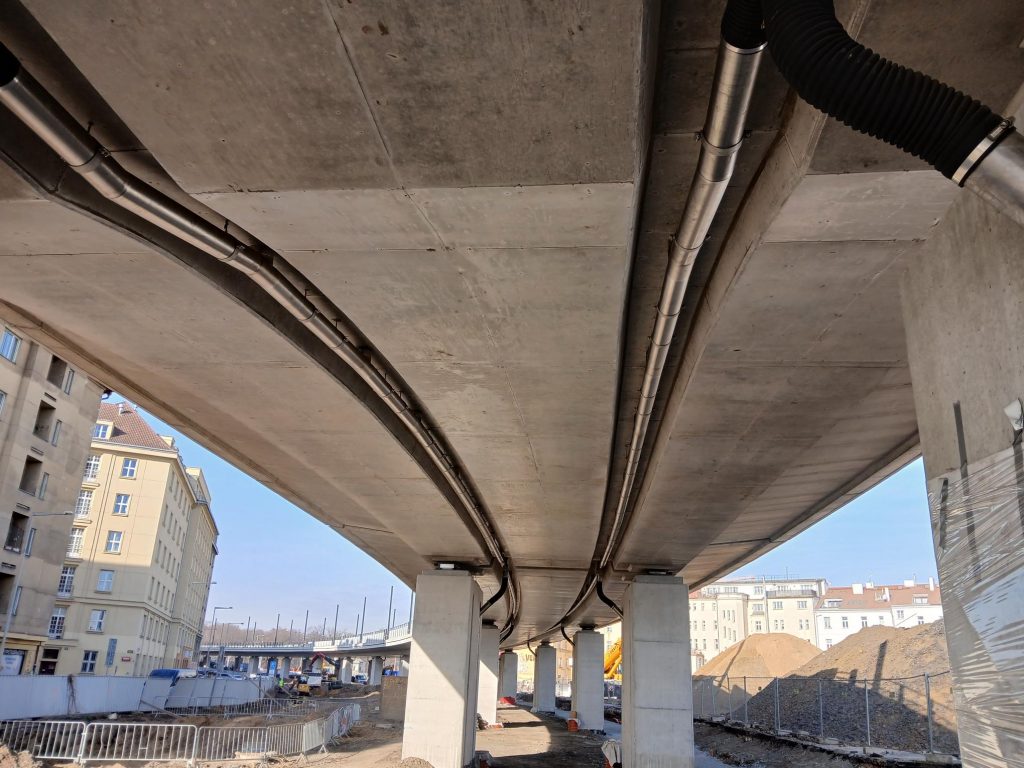 Na novám viaduktu mezi mezi stanicemi Praha-Bubny a Výstaviště (součást Negrelliho viaduktu) byly instalovány odvodňovací prvky (svařovaná vodorovné a svislé svody z nerez oceli a gumové kompenzátory) od společnosti STRAND.